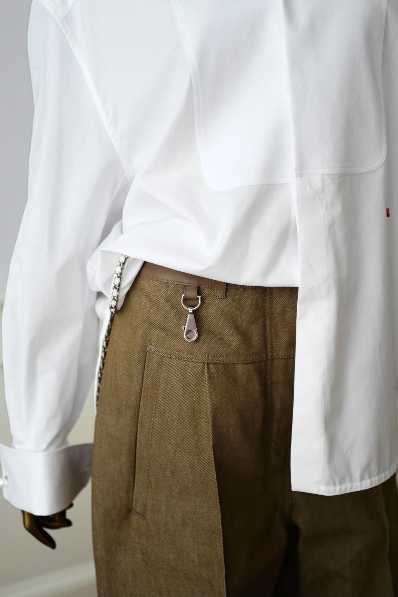 Chanel 26s Long Sleeved Shirt White Cotton with Chain Size 36 Matthieu