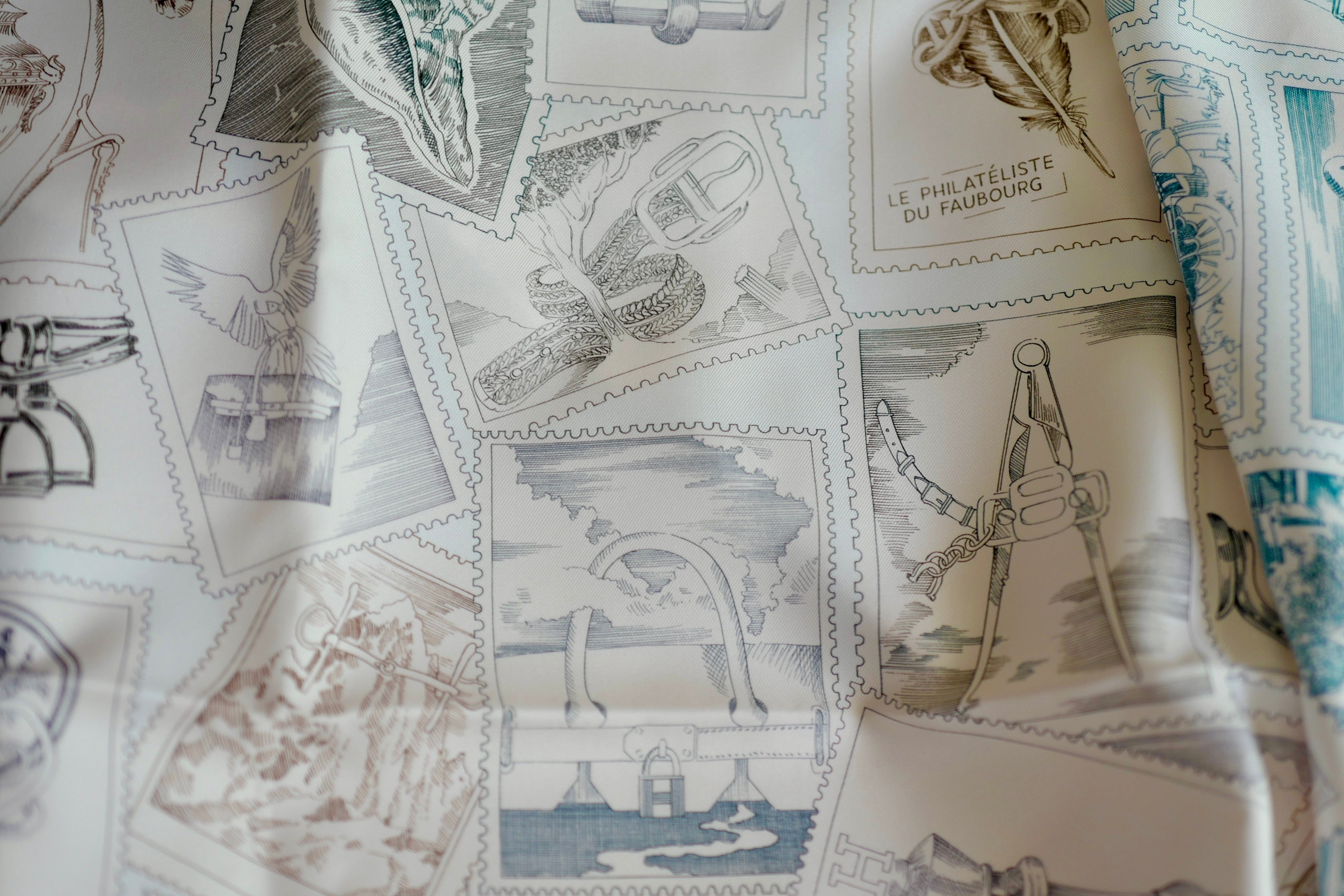NEW Hermes Le Philateliste du Faubourg silk scarf 90 rose pâle / gris / blanc