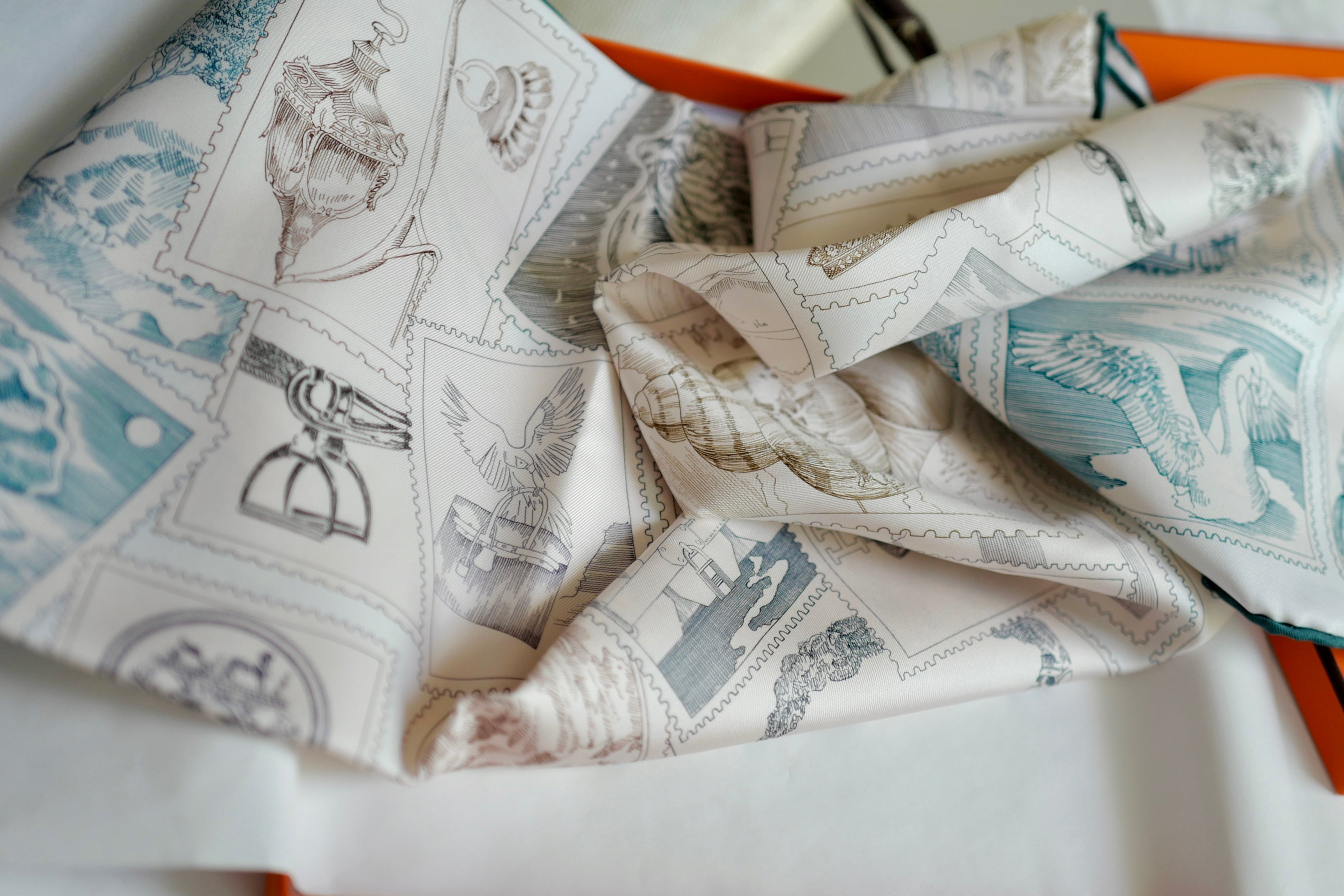 NEW Hermes Le Philateliste du Faubourg silk scarf 90 rose pâle / gris / blanc