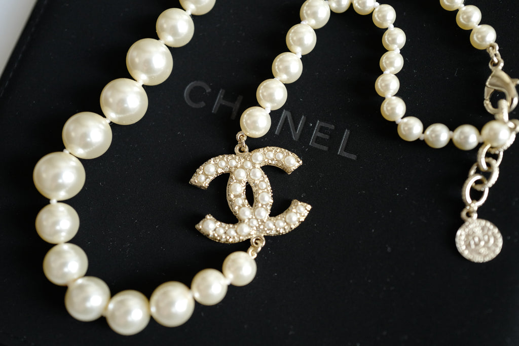 BNIB Chanel 23V 100th Anniversary Pearl Choker Necklace with  display picture 3
