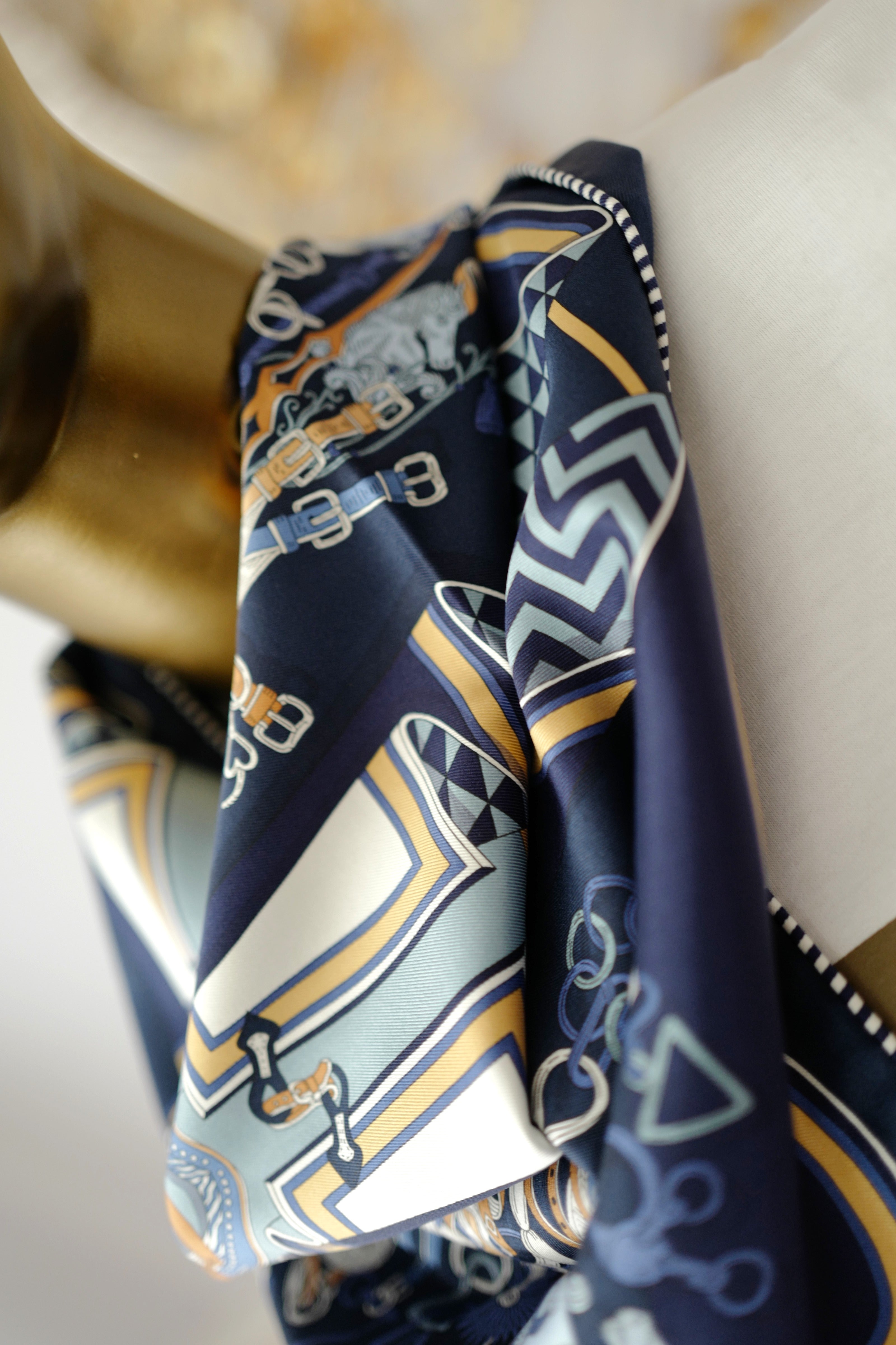 BNIB HERMÈS Bouquets Sellier scarf 70 in Marine / Bleu Jeans / Blanc