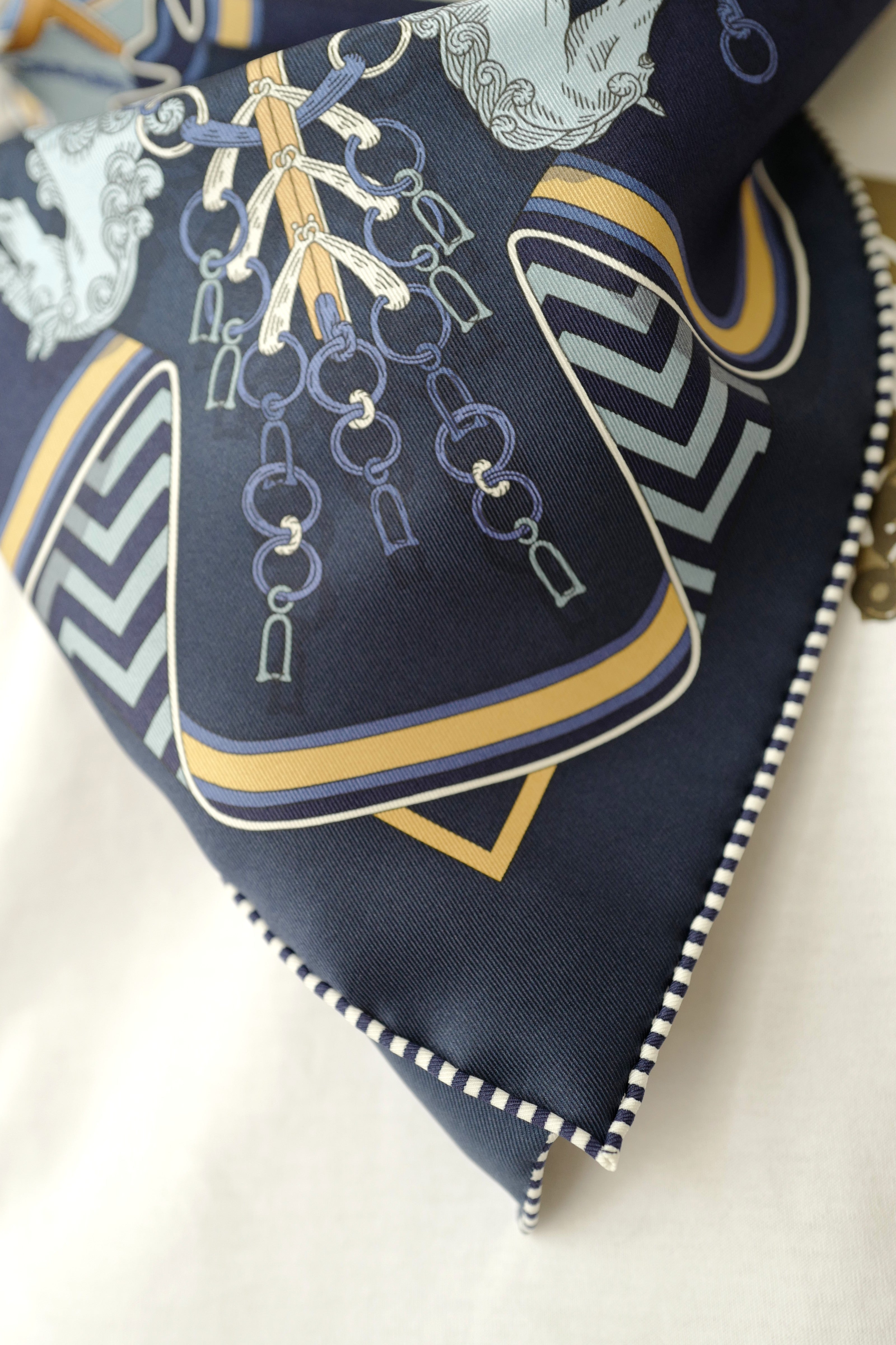 BNIB HERMÈS Bouquets Sellier scarf 70 in Marine / Bleu Jeans / Blanc