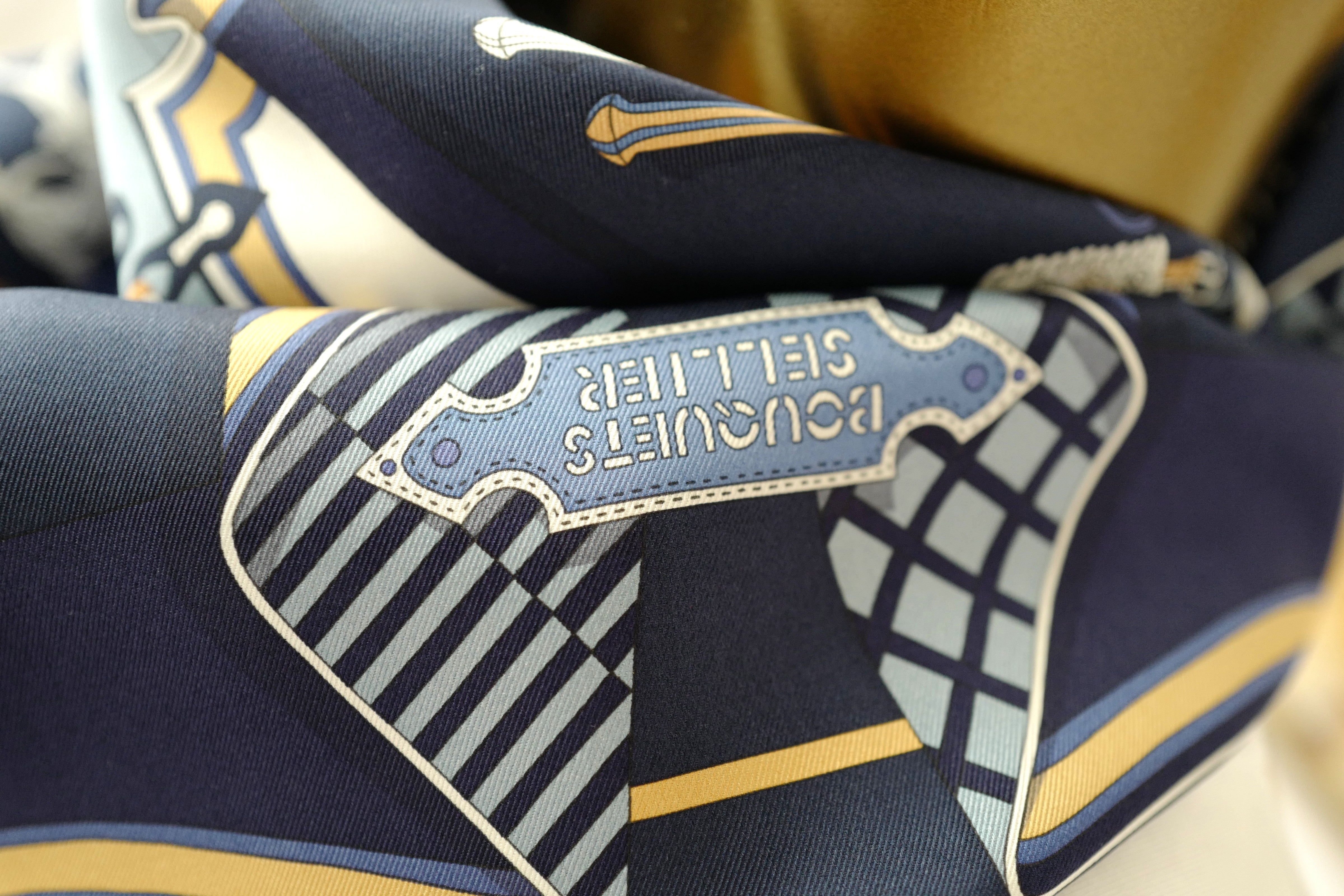 BNIB HERMÈS Bouquets Sellier scarf 70 in Marine / Bleu Jeans / Blanc
