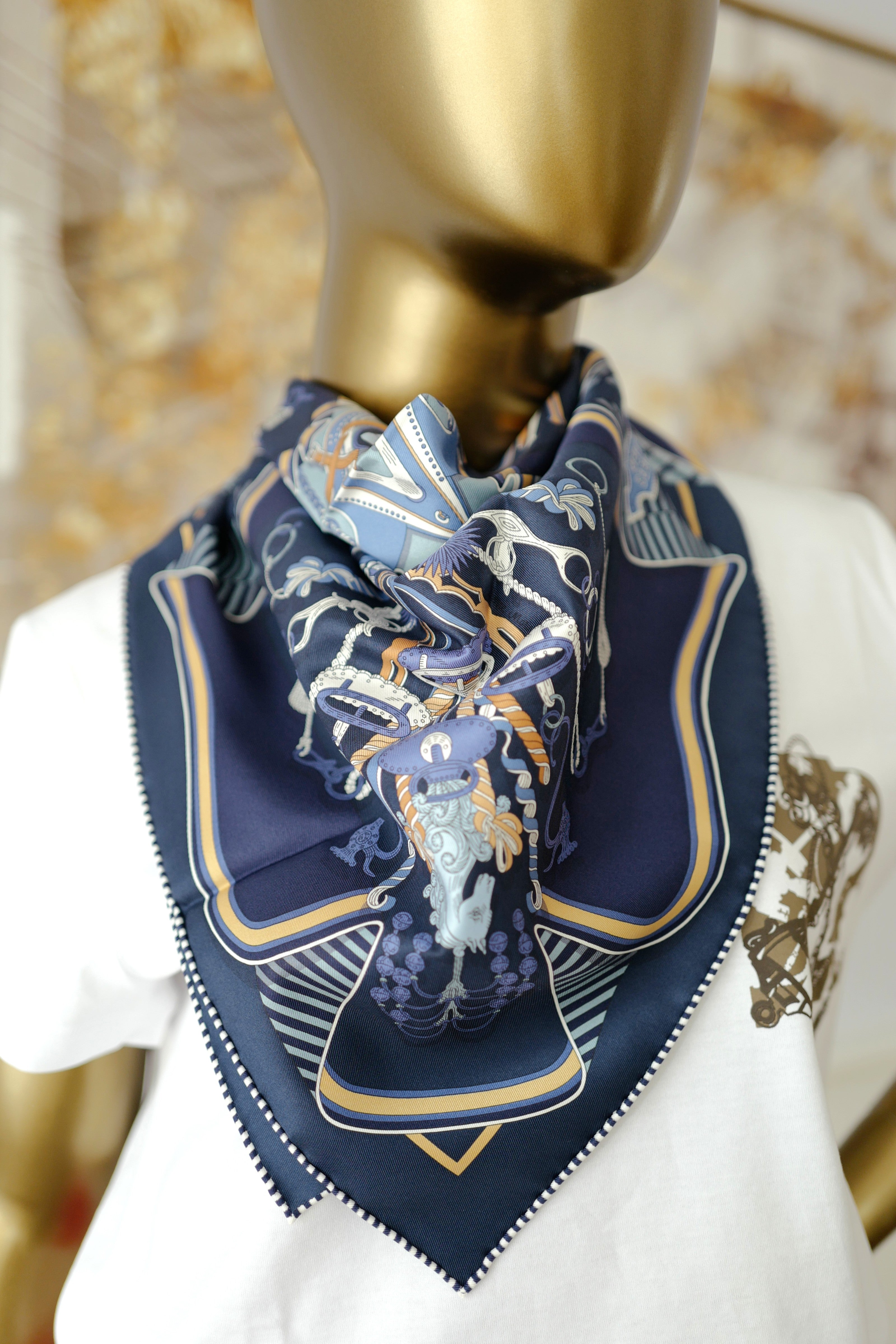 BNIB HERMÈS Bouquets Sellier scarf 70 in Marine / Bleu Jeans / Blanc