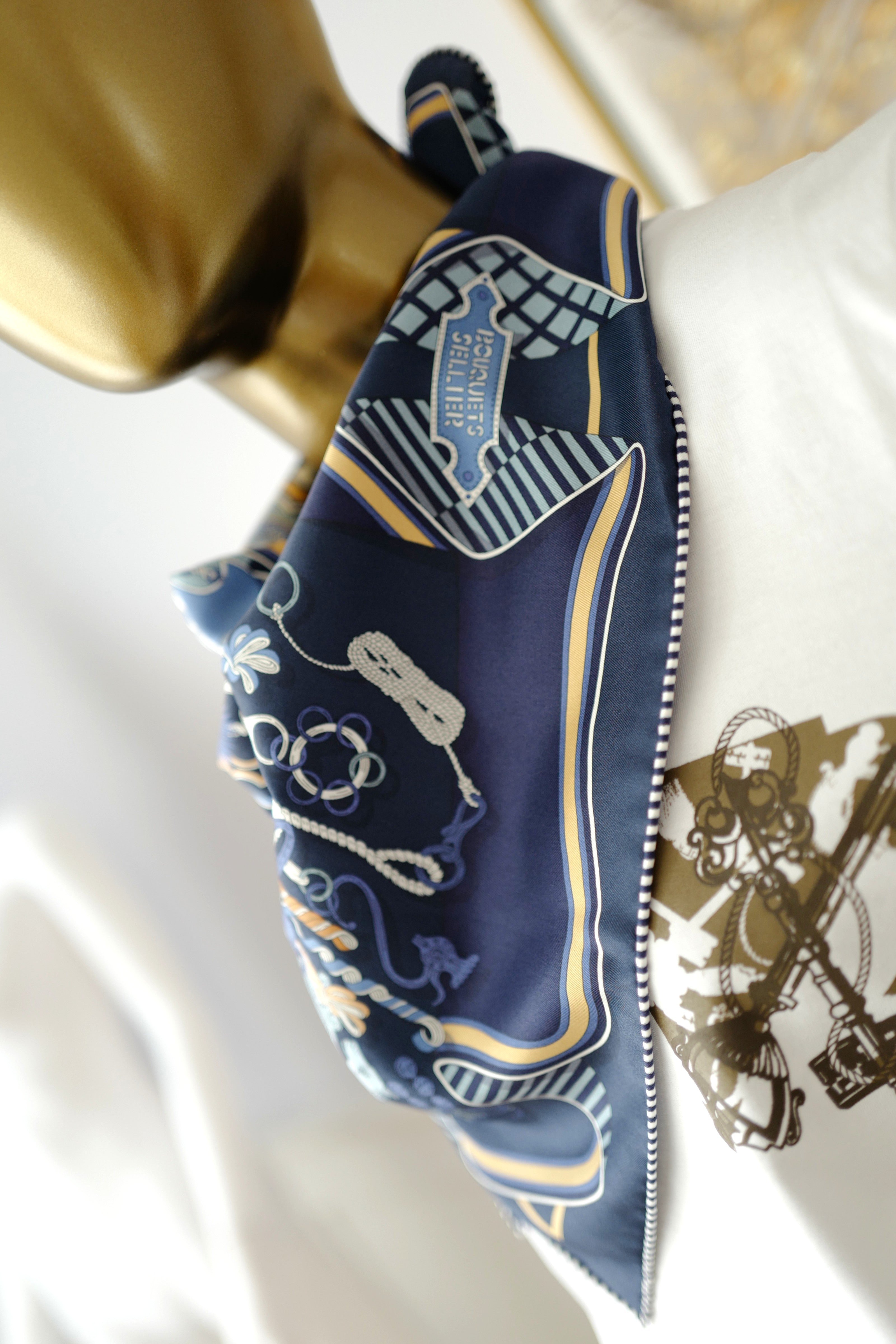 BNIB HERMÈS Bouquets Sellier scarf 70 in Marine / Bleu Jeans / Blanc
