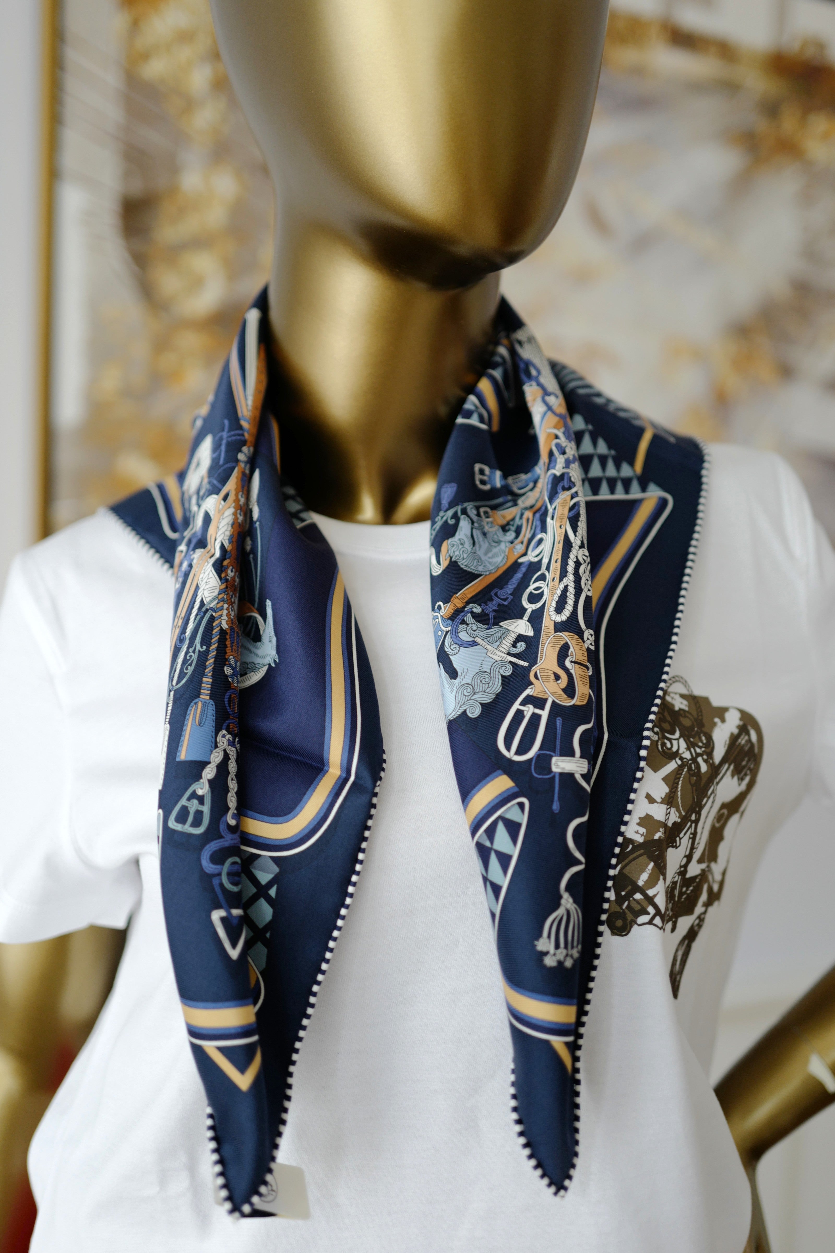 BNIB HERMÈS Bouquets Sellier scarf 70 in Marine / Bleu Jeans / Blanc