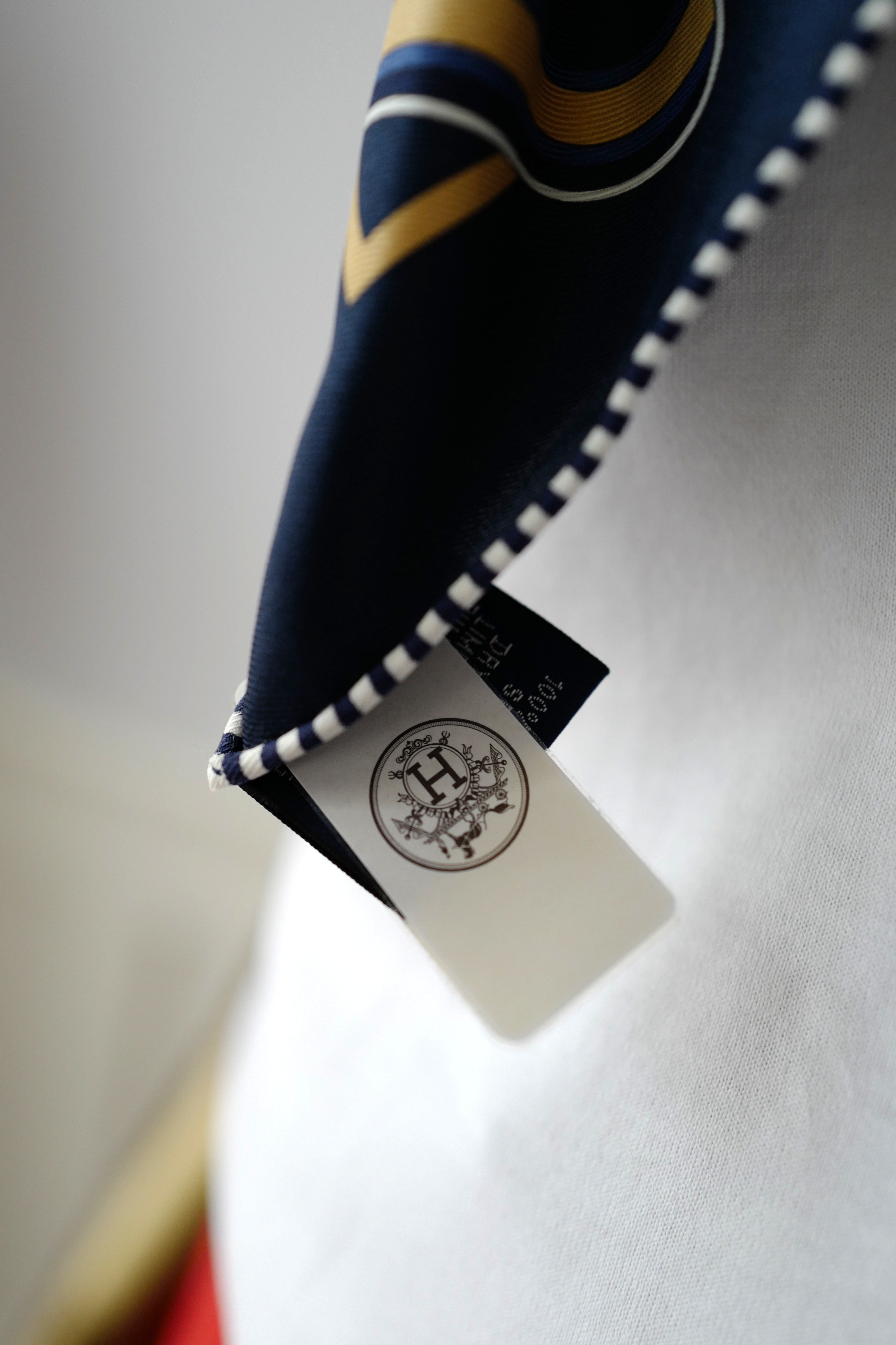 BNIB HERMÈS Bouquets Sellier scarf 70 in Marine / Bleu Jeans / Blanc