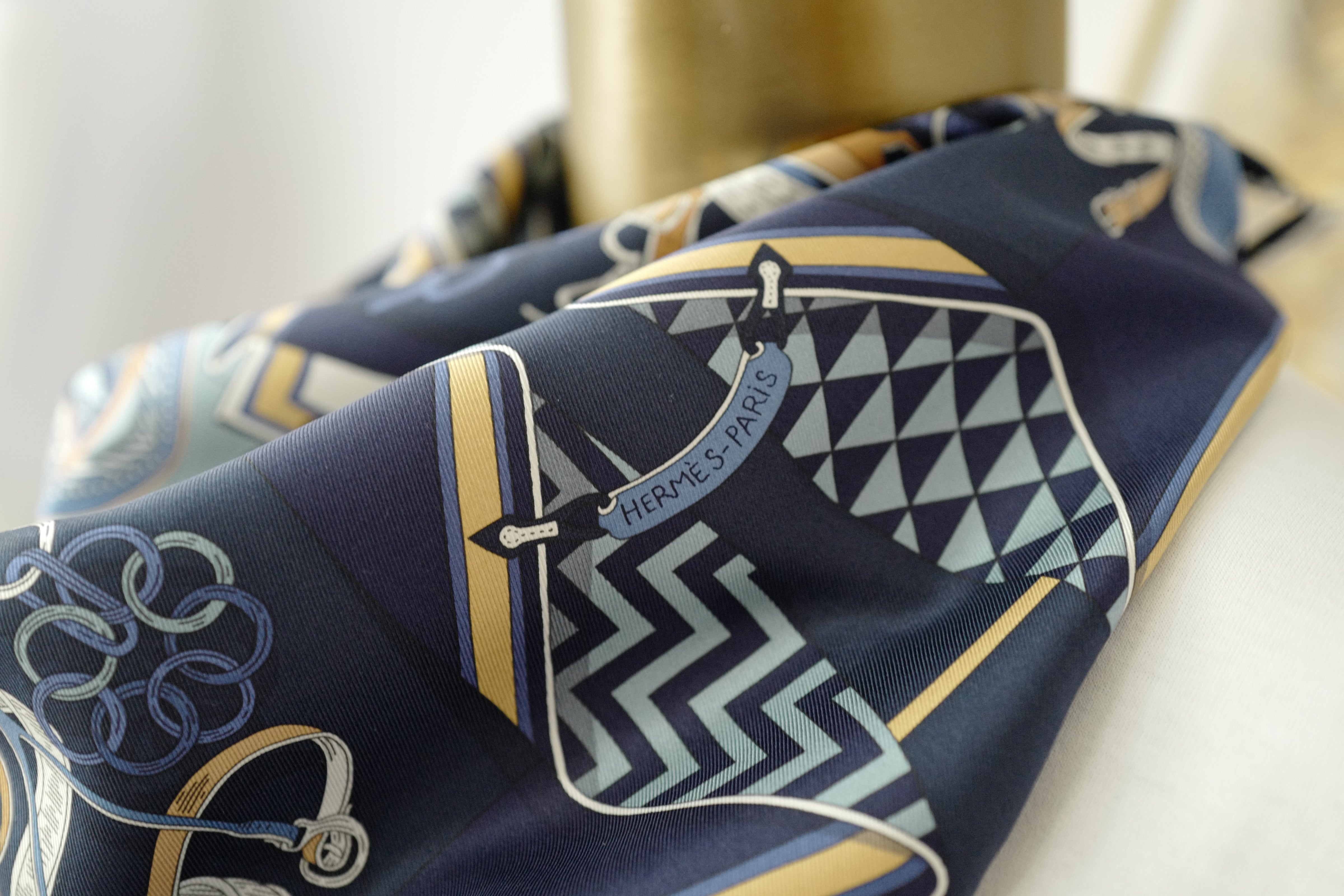 BNIB HERMÈS Bouquets Sellier scarf 70 in Marine / Bleu Jeans / Blanc