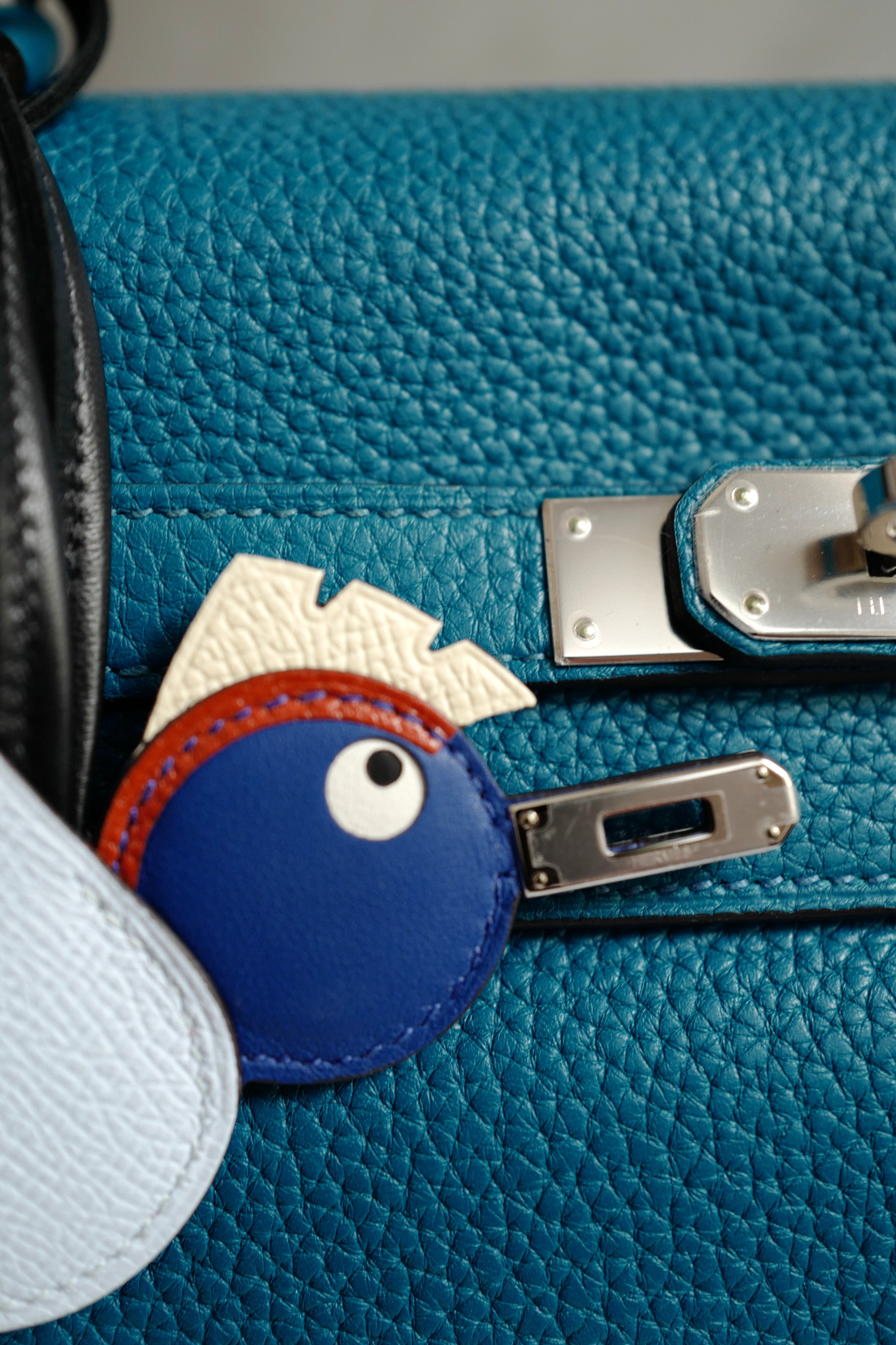 【新品/未使用】 HERMES Birdy Charm - 希少品 Hermès Black Alligator Birdy Charm Gold Hardware, 2023