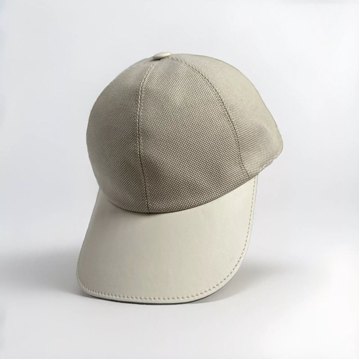 Hermes Beige Cap. Size 57 (adjustable). Preloved and in excellent condition. NEW Hermes Tess Kelly Buckle Plein Air cap Dessert/Nata Size  main image 4