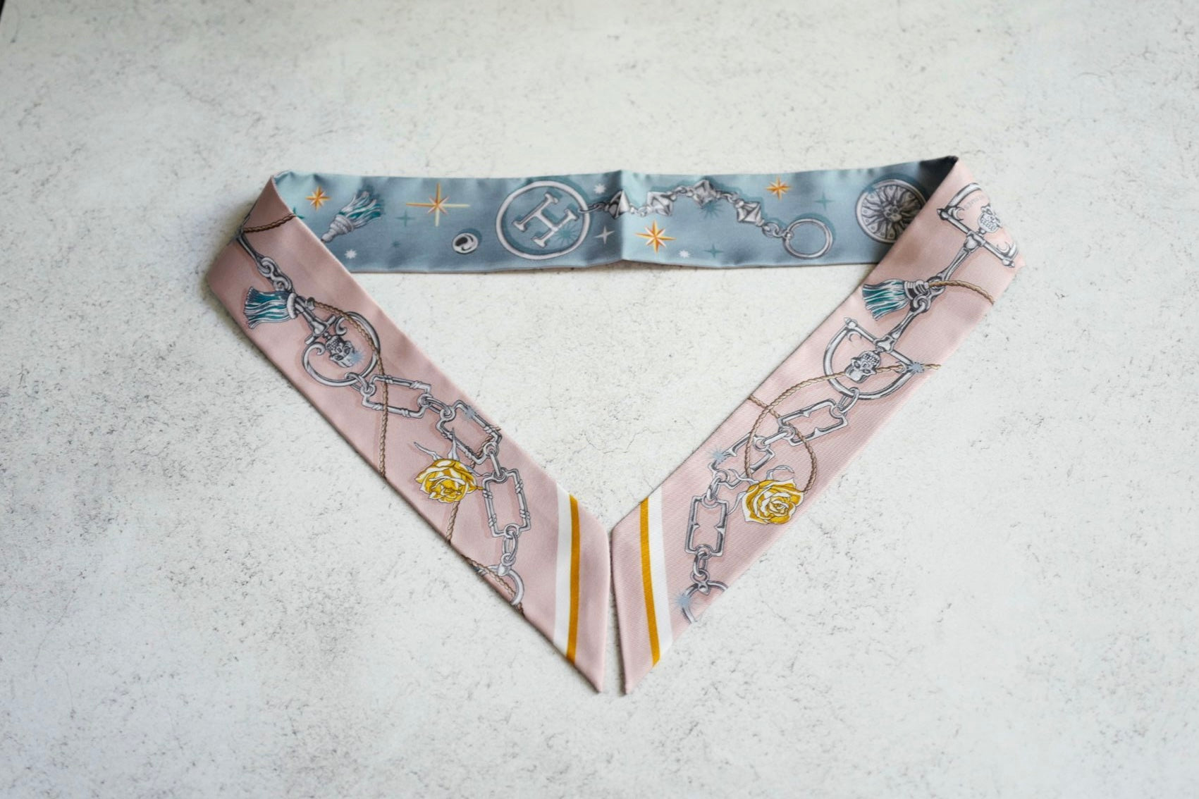 Hermès Twilly C’est La Fête Bleu Glacier / Rose Poudre / Gris 100% Silk Twill