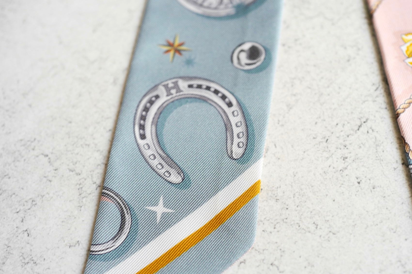 Hermès Twilly C’est La Fête Bleu Glacier / Rose Poudre / Gris 100% Silk Twill