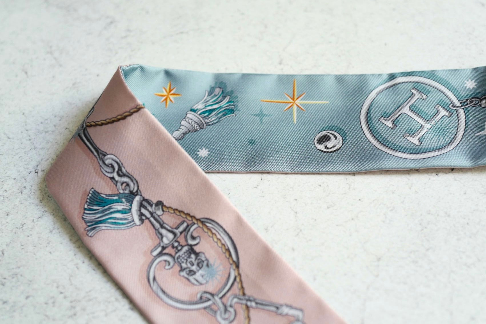 Hermès Twilly C’est La Fête Bleu Glacier / Rose Poudre / Gris 100% Silk Twill