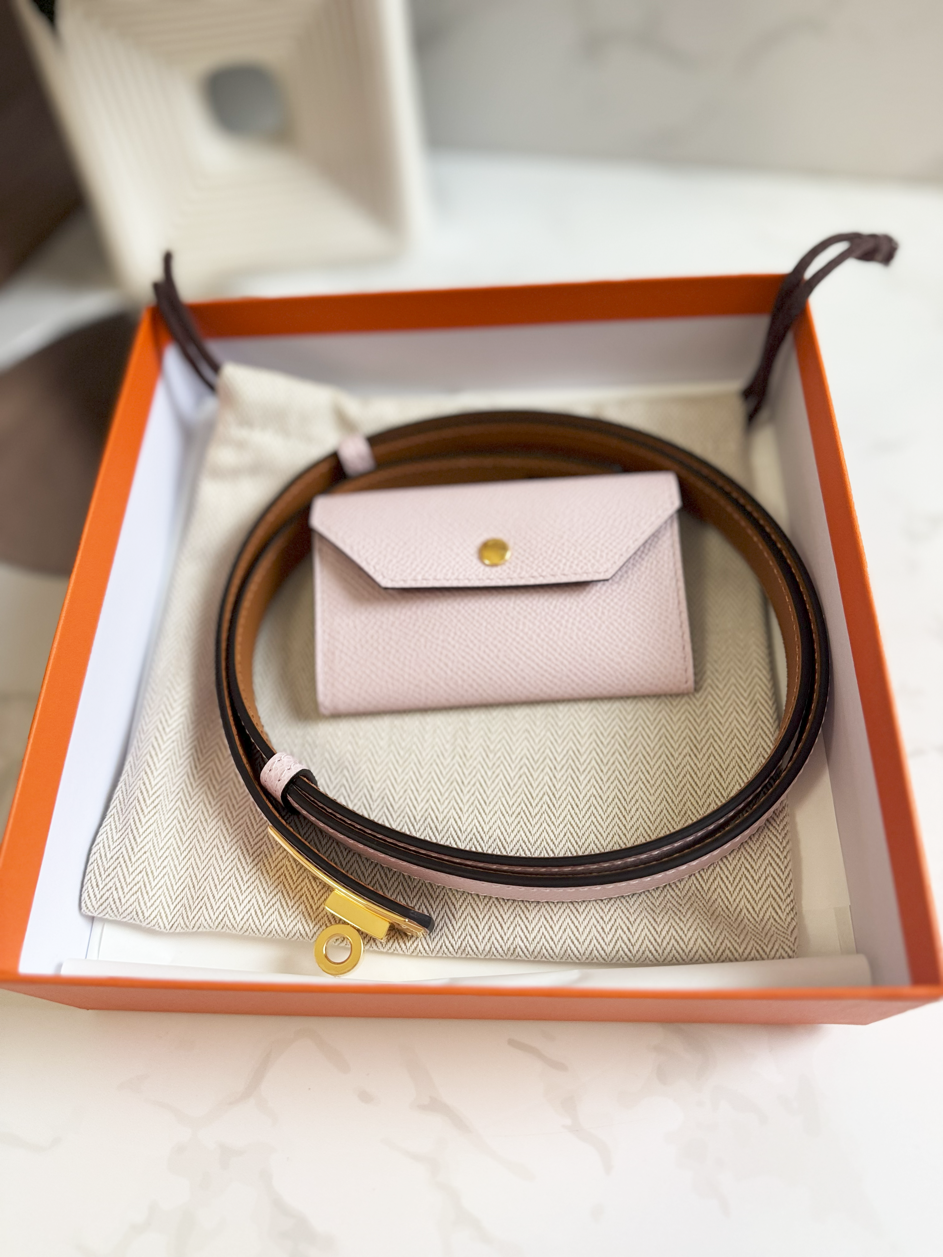 New Hermes Kelly Pocket 18 Belt Mauve pâle in Gold Hardware