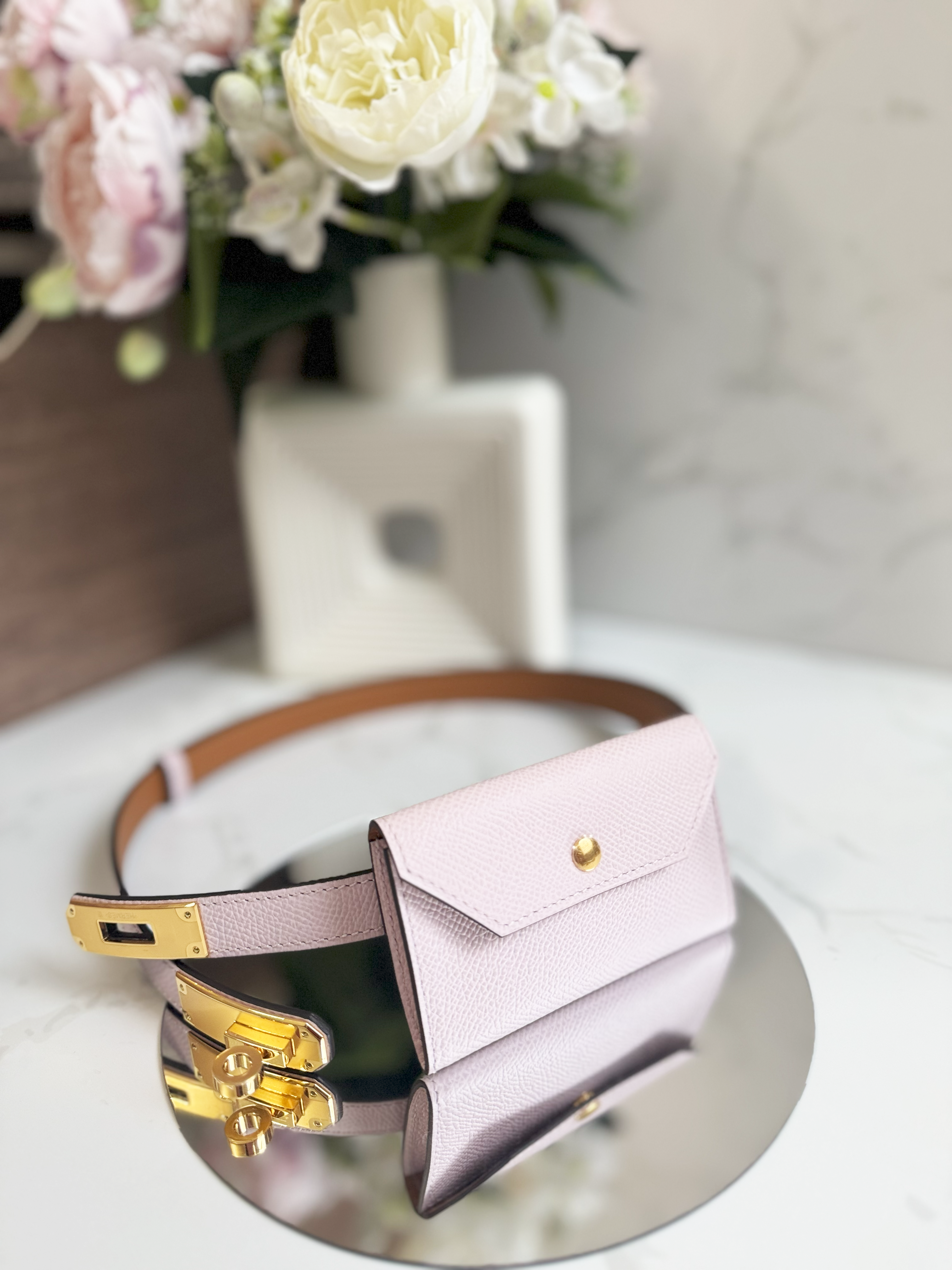 New Hermes Kelly Pocket 18 Belt Mauve pâle in Gold Hardware