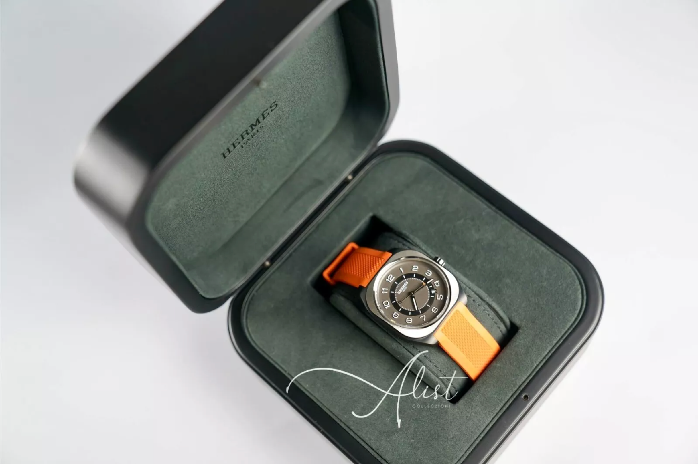 BNIB Hermès H08 watch, 42 mm Orange Rubber Band Titanium Case Water Resistant