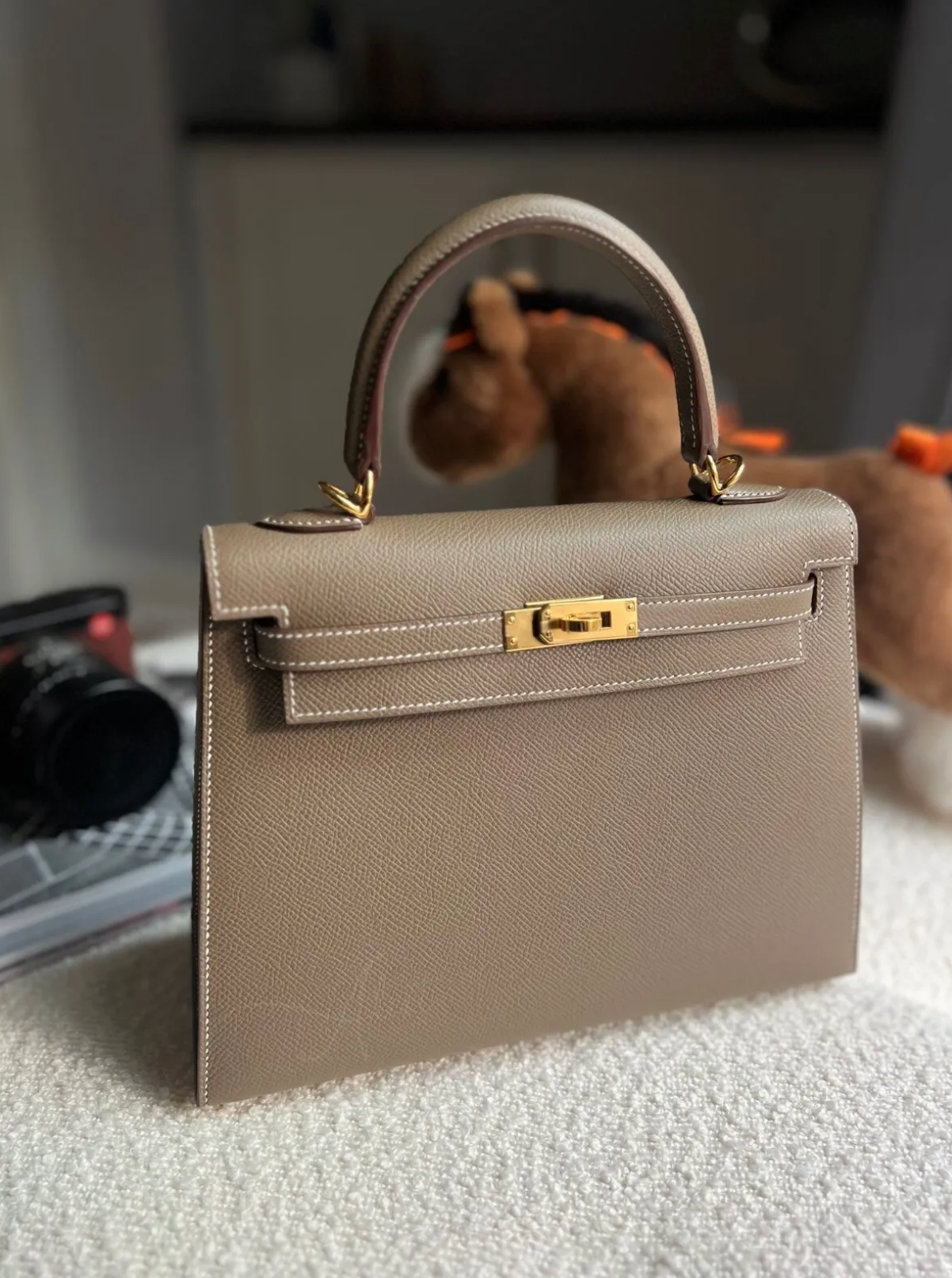 BNIB Hermes Kelly 25 Etoupe Epsom Sellier Gold HW B Complete Original Rec