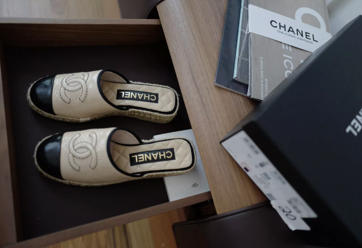 BNIB CHANEL 23P Beige/Black CC Logo Espidrilles Size 37