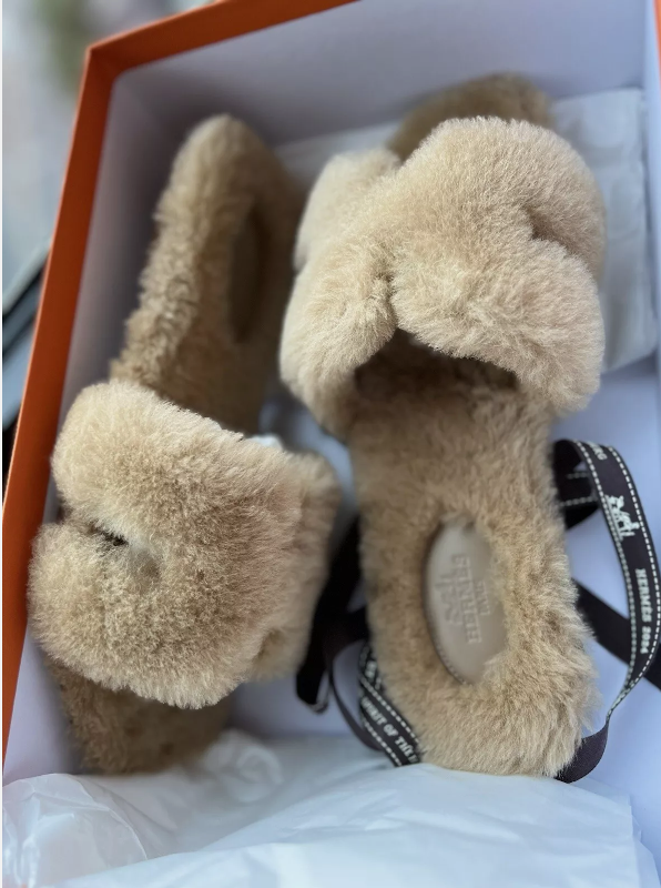 Hermes Oran Beige Argile Peau Lainee Fur Pom Pom Fuzzy Size 38.5 BNIB