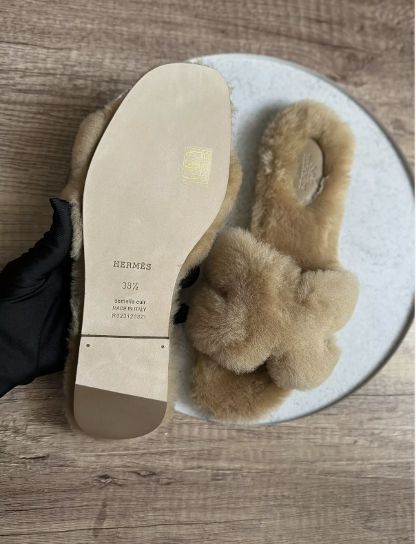 Hermes Oran Beige Argile Peau Lainee Fur Pom Pom Fuzzy Size 38.5 BNIB