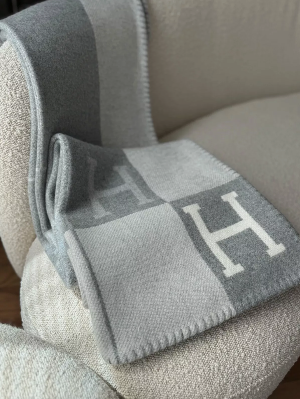 BNIB Hermes Avalon III throw blanket Écru / Gris Clair