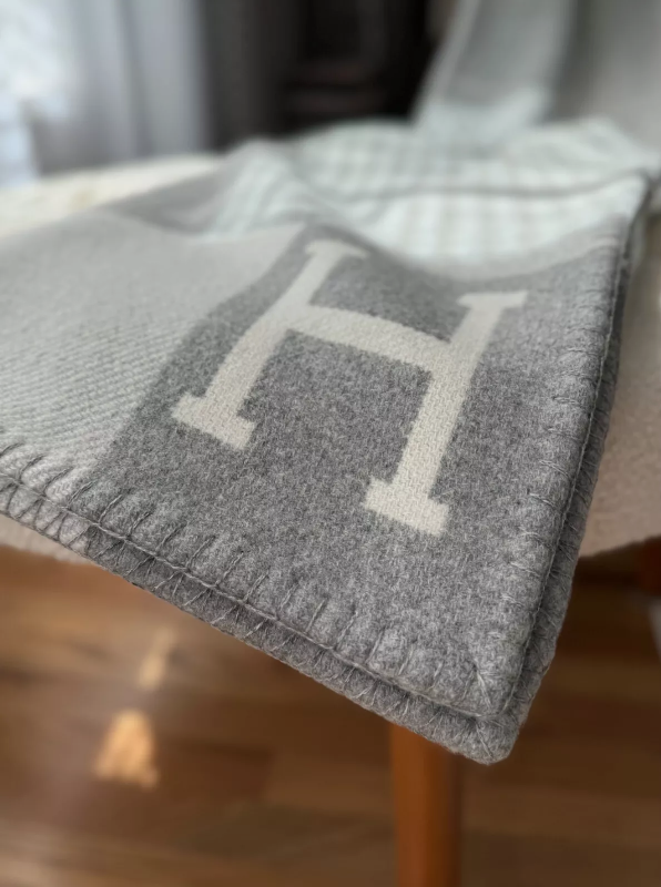 BNIB Hermes Avalon III throw blanket Écru / Gris Clair