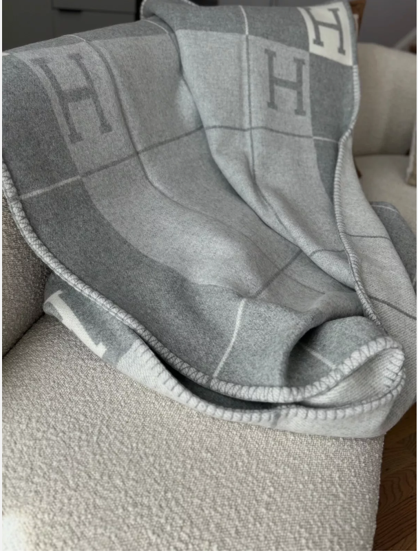 BNIB Hermes Avalon III throw blanket Écru / Gris Clair