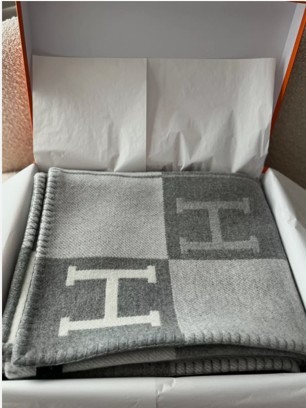 BNIB Hermes Avalon III throw blanket Écru / Gris Clair