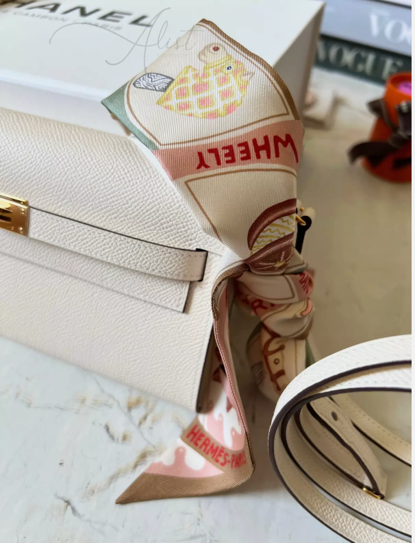 BNIB Hermes Funny Ice Cream Twilly Beige / Crème / Vert Amande