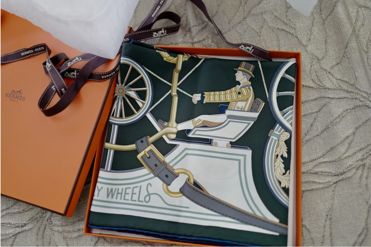 BNIB Hermes Stately Wheels Scarf 90 Vert Anthracite/Vieil/Bleu Silk 36" x 36"