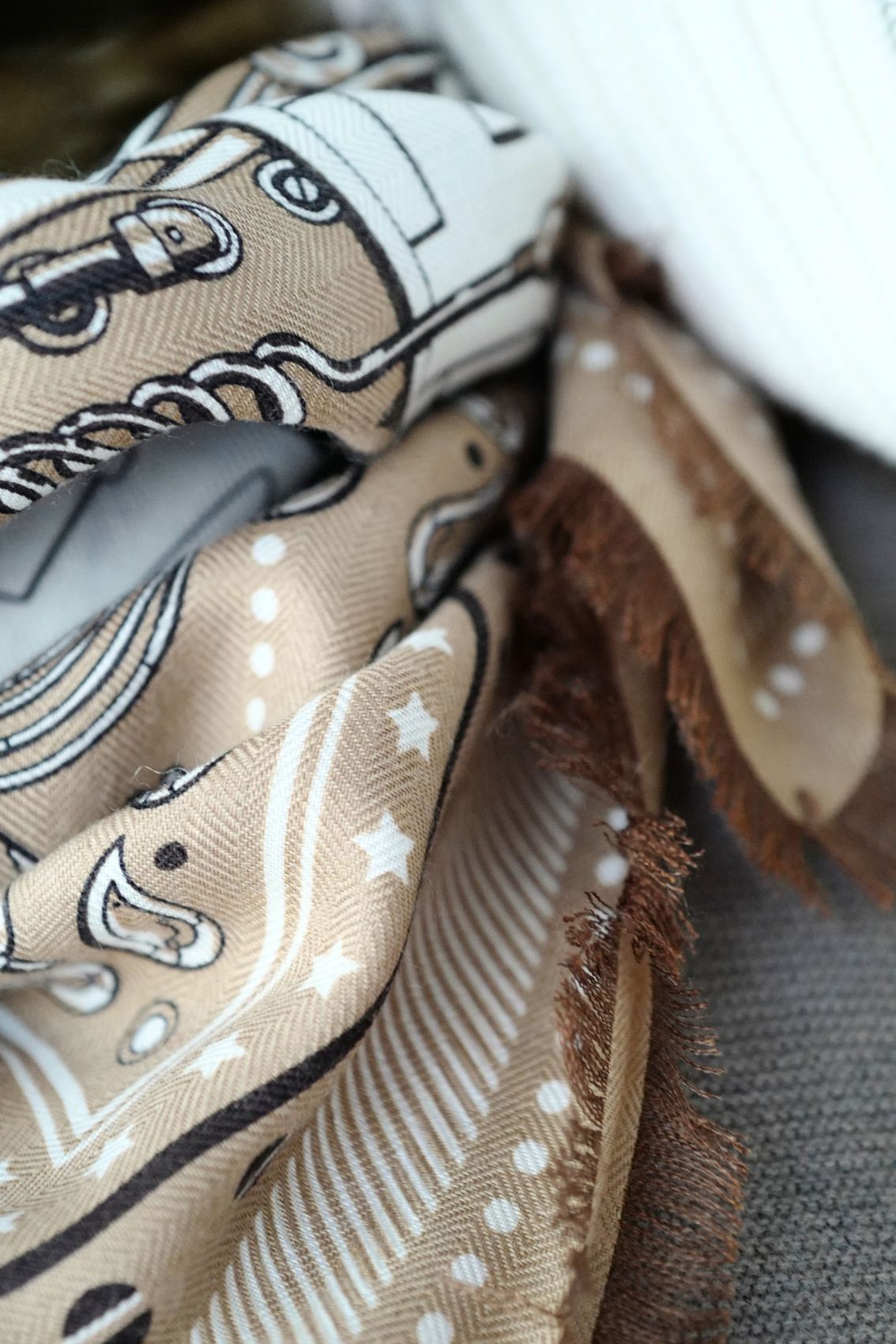 Hermès Scarf Neo Brandebourgs Bandana Frange Kraft Blanc Cashmere Silk 65