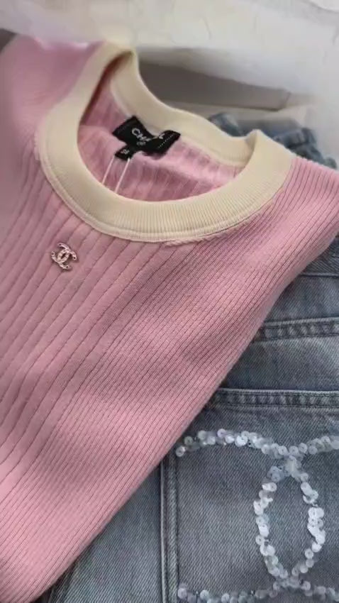 【さりげないロゴ♪】CHANEL ココビーチ Tシャツ 2025新作 コレクション CHANEL 2025年 ココ ビーチ コレクション - ルック