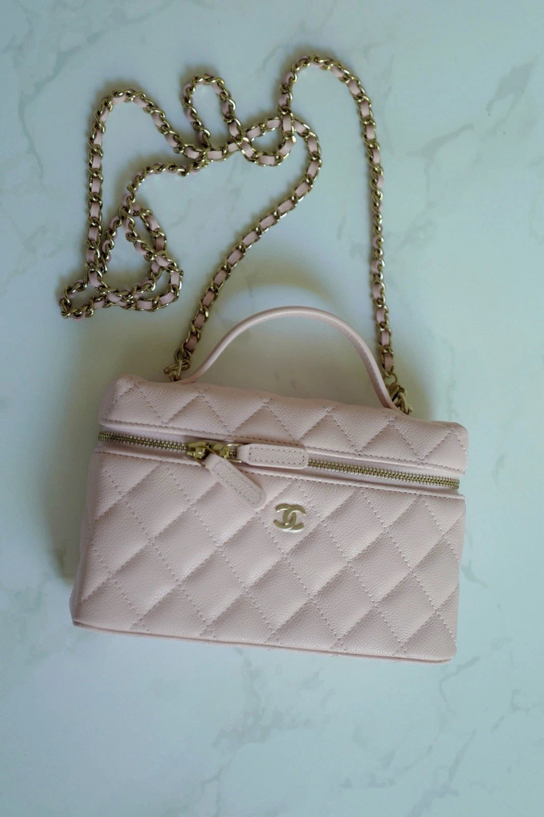 【25C登場バッグ☆】CHANEL LONG VANITY WITH CHAIN Long vanity with chain - Lambskin & gold-tone metal, light